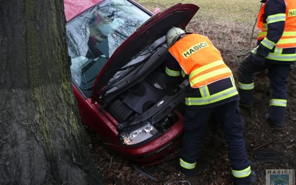 Řidič vyvázl ze Seatu bez zranění. Foto: Hasiči Hrádek nad Nisou