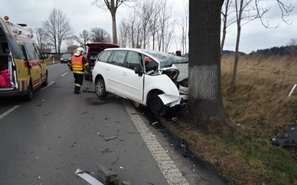 Řidič Citroenu utrpěl těžká poranění. Foto: HZSLK