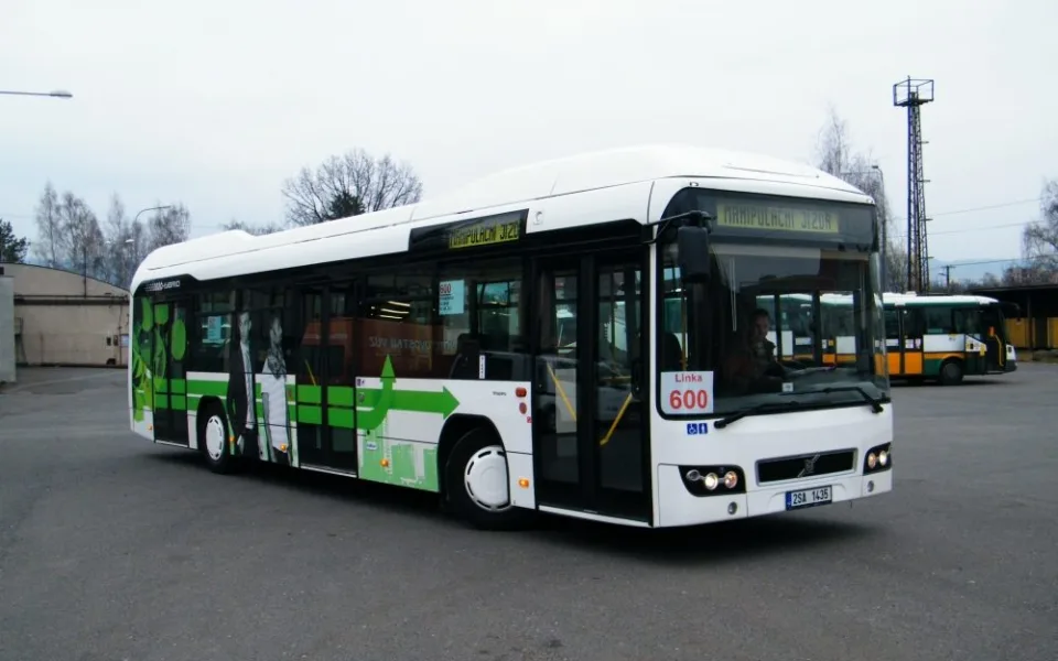 Liberecké ulici brázdí od úterý nový bezbariérový autobus Volvo