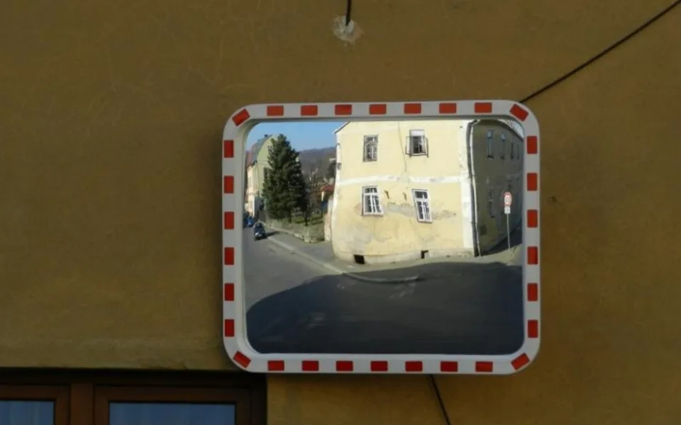 Zrcadlo v křižovatce vám moc nepomůže. Foto: MÚ Frýdlant