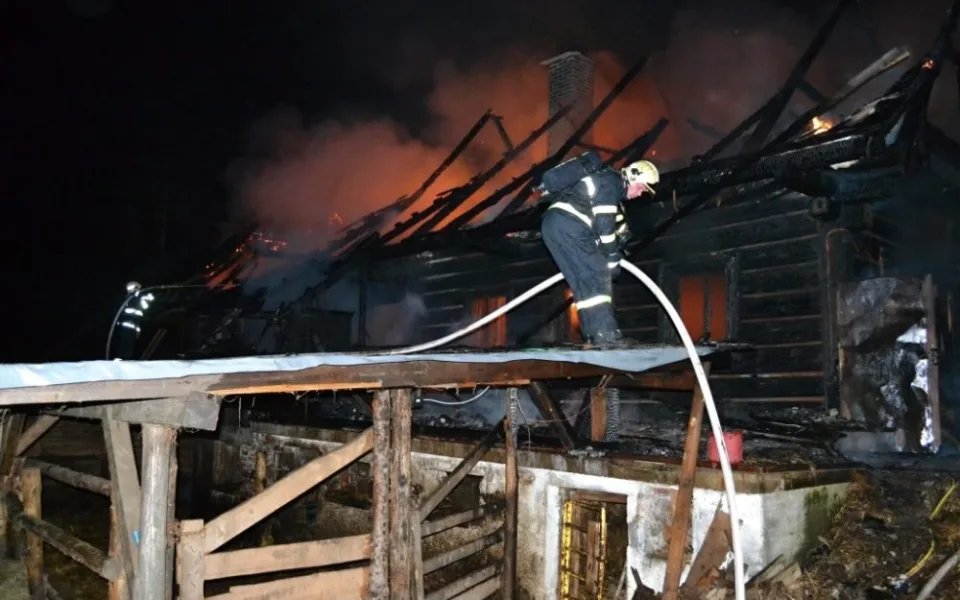 Při nočním požáru statku uhořely dvě krávy. Foto: HZSLK