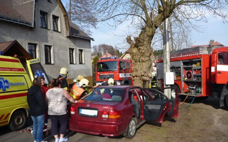 Náraz do stromu stál život čtyřiašedesátiletého muže. Foto: HZSLK