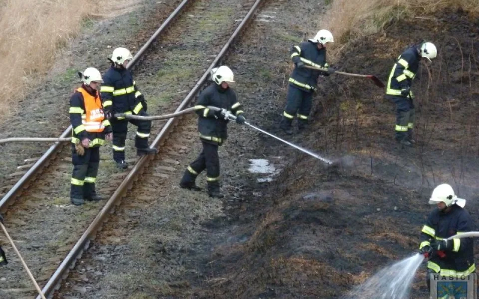 Hořící louka zpomalila železniční dopravu v Hrádku. Foto: Hasiči Hrádek nad Nisou