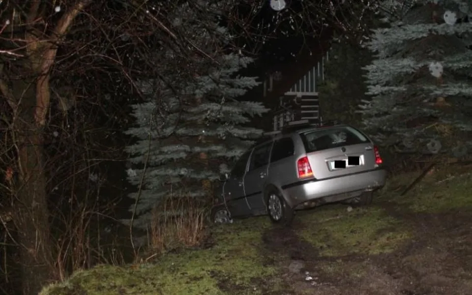 Opilý řidič zapíchl svou Octavii do bahna na cizí zahradě. Foto: Policie ČR