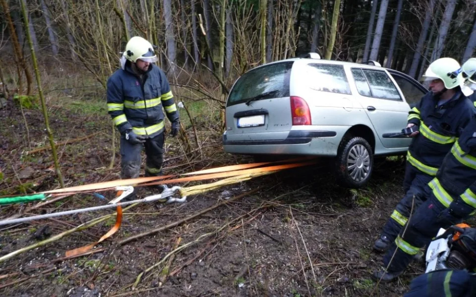Renault se zastavil až pod třicetimetrovým srázem. Foto: HZSLK