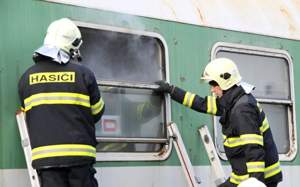 Hasiči trénovali záchranu osob z hořícího vagónu. Foto: HZSLK