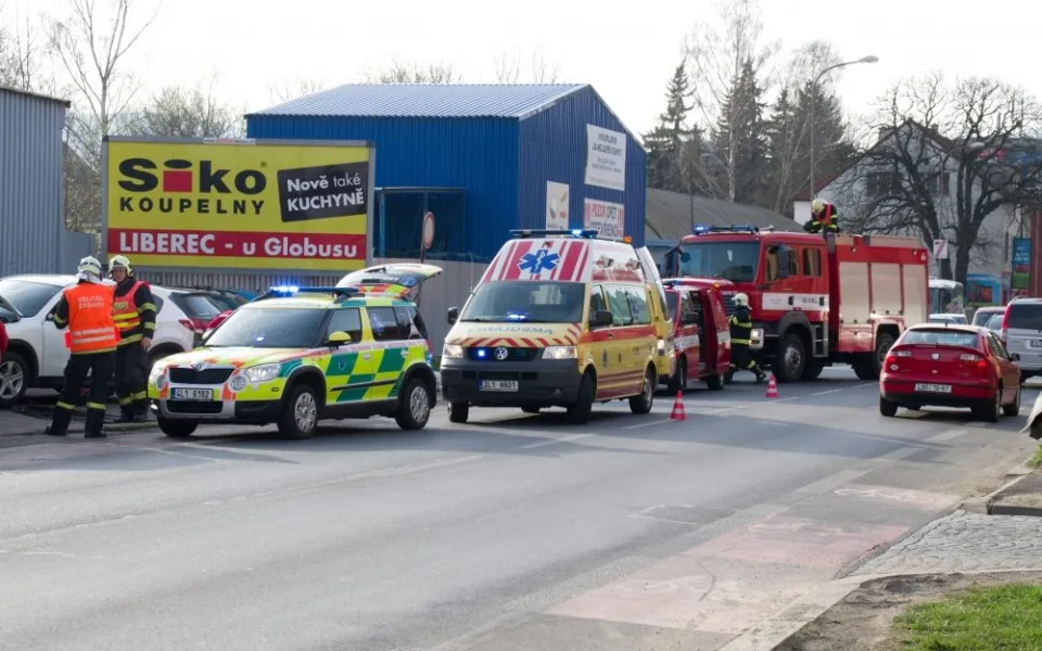 Řidička nabourala dvě auta, na třetí spadl poražený sloup. Foto: Petr Čihák