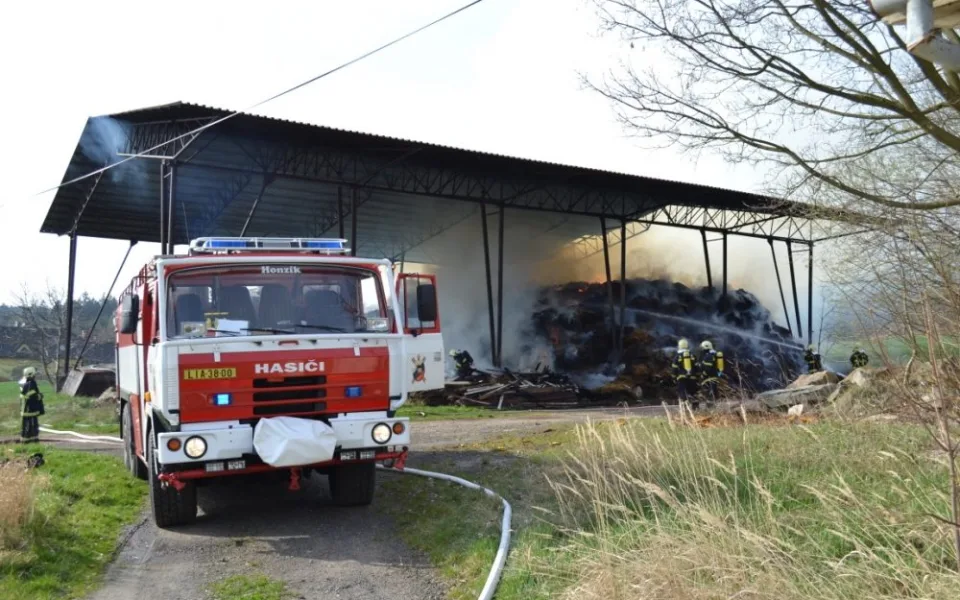 Desítky hasičů zaměstnal hořící sklad slámy na Českodubsku. Foto: HZSLK