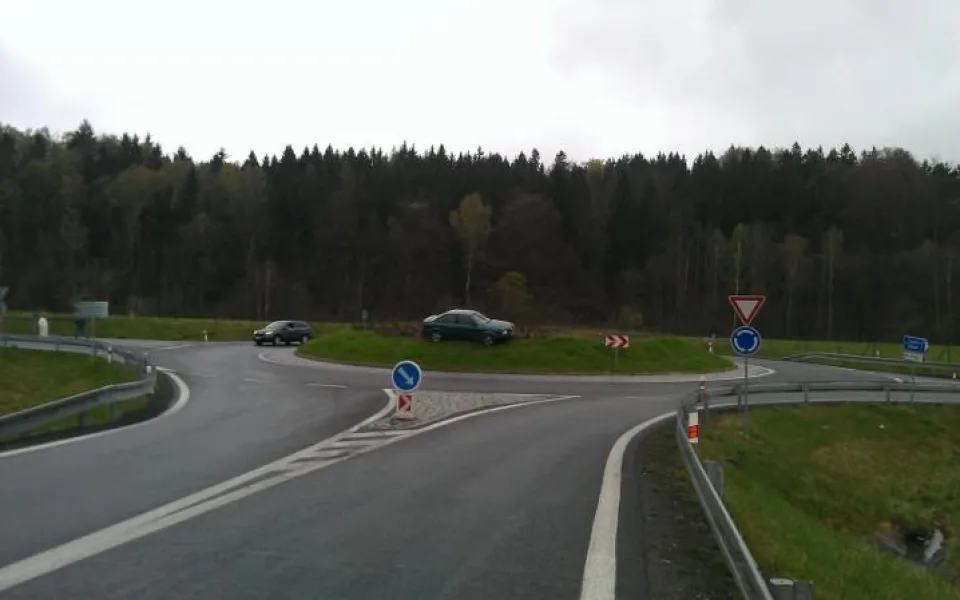 Audi 80 zastavil opilec až uprostřed kruhového objezdu. Foto: Michal Medek