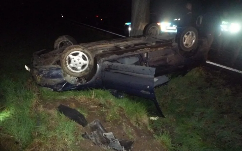Renault zůstal ležet na střeše nedaleko Dětřichova. Foto: HZSLK