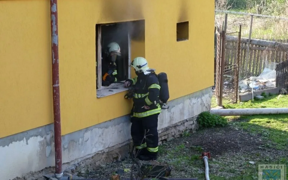 V Oldřichově na Hranicích hořel dům, jeden člověk se popálil. Foto: Hasiči Hrádek nad Nisou