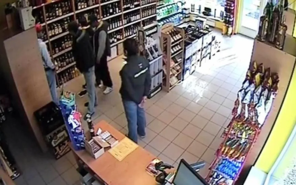 Snímek zlodějů z jednoho ze záznamů. Reprofoto: Youtube