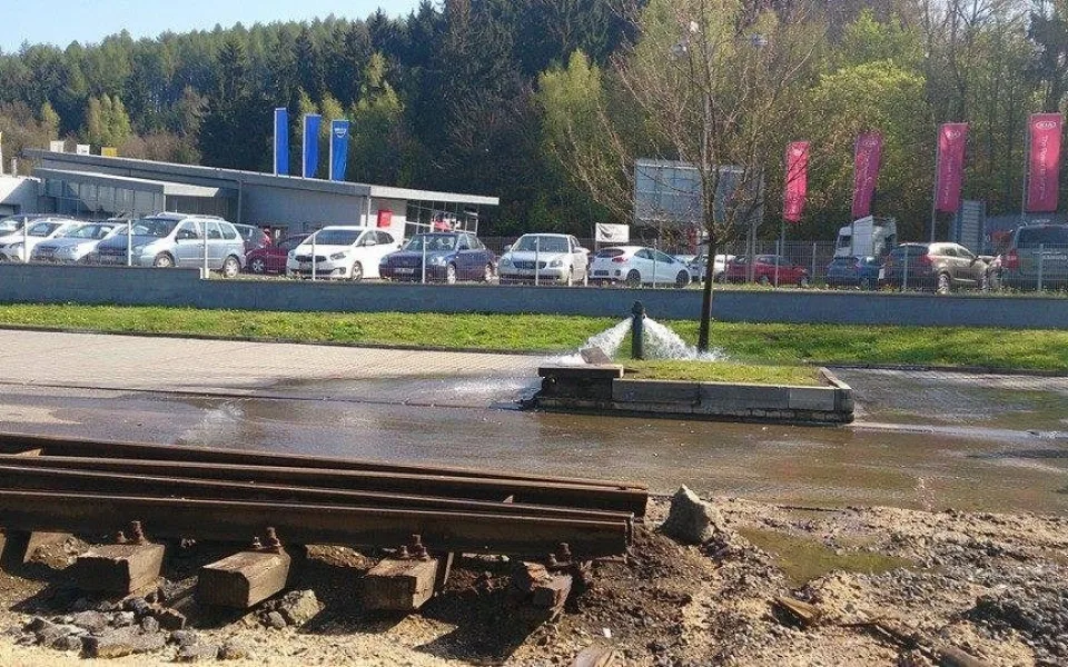 Hydrant ve Vratislavicích chrlí vodu.