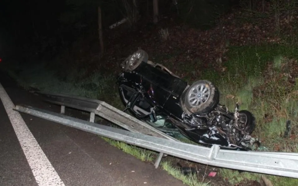 BMW se od svodidel odrazilo na střechu. Foto: Policie ČR