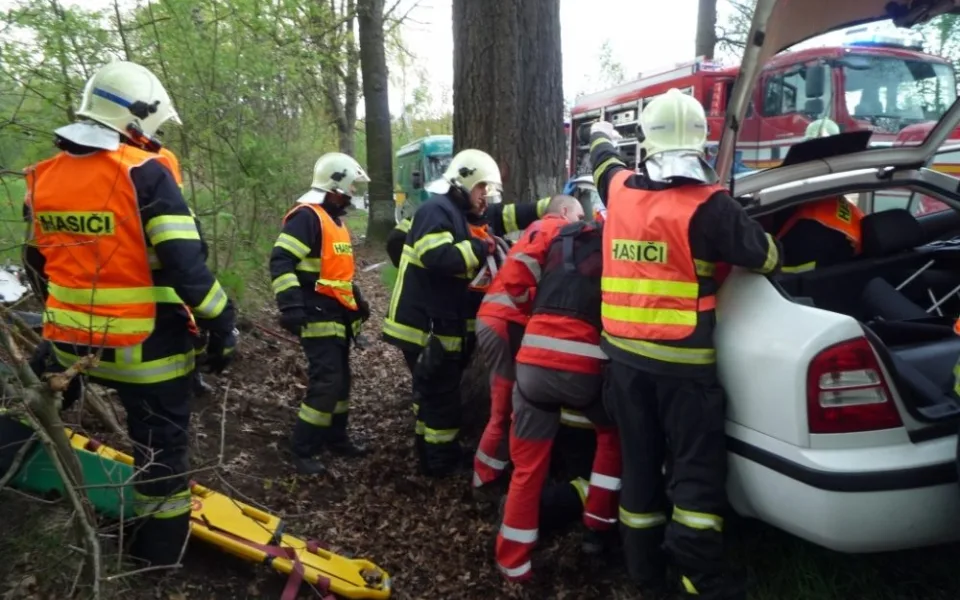 Vážná nehoda u Hrádku, řidič zůstal zaklíněn v autě. Foto: HZSLK