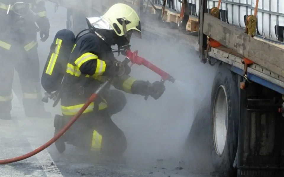 Požár kamionu komplikoval dopravu na Liberecku. Foto: HZSLK