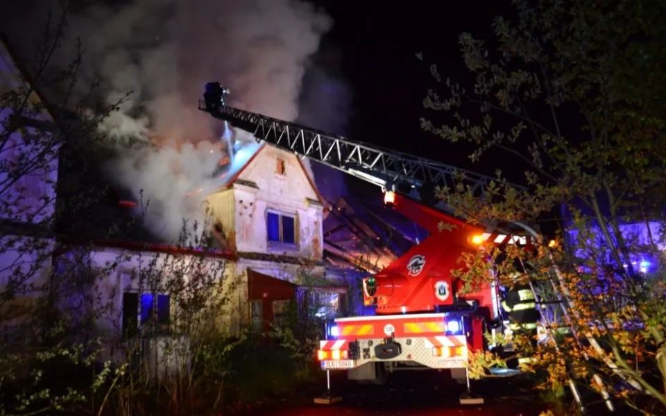 V Dolní Řasnici hořel statek. Požár zaměstnal desítky hasičů. Foto: HZSLK