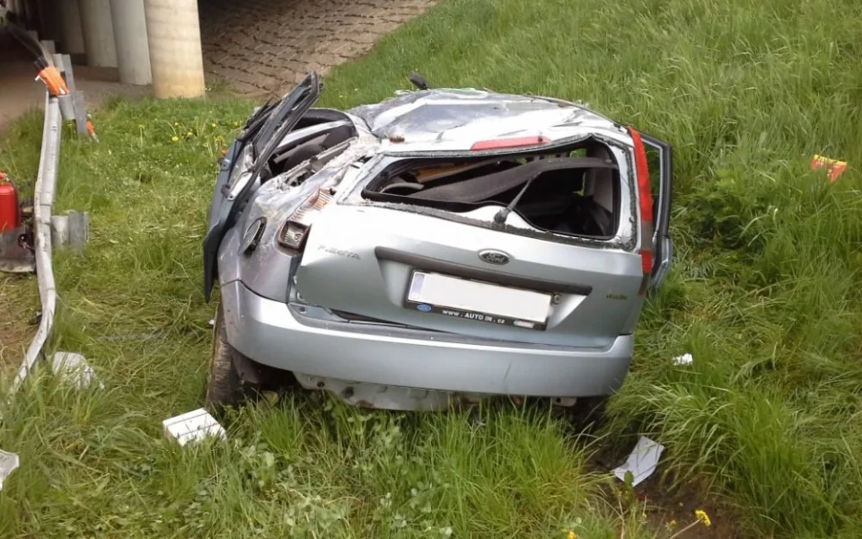 Těžká nehoda u Jeřmanic si vyžádala dvě vážná zranění. Foto: HZSLK