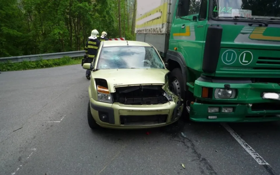 Řidička Fordu utrpěla lehké poranění. Foto: HZSLK