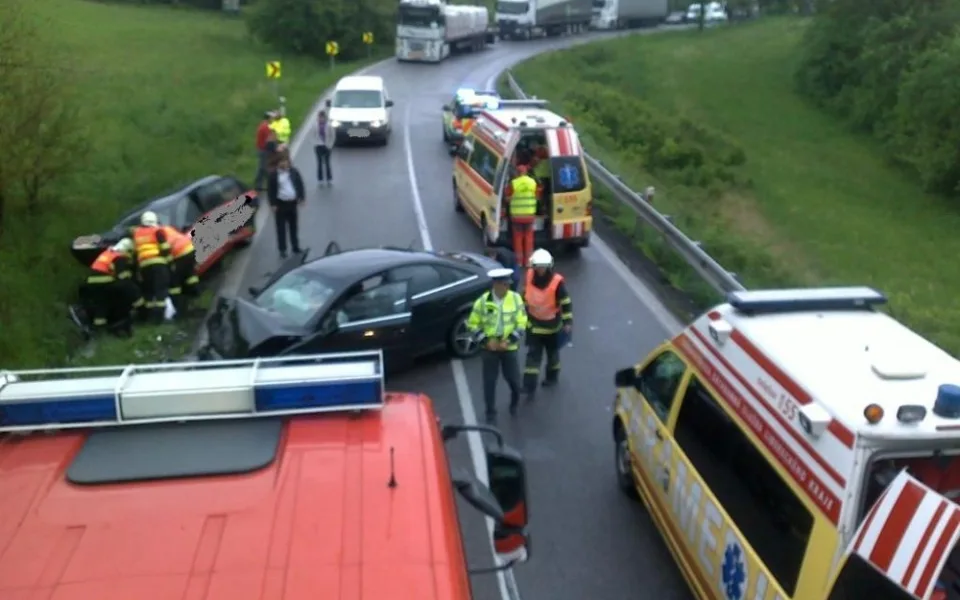 Vážná nehoda ve směru na Hradec si vyžádala čtyři zraněné. Foto: HZSLK