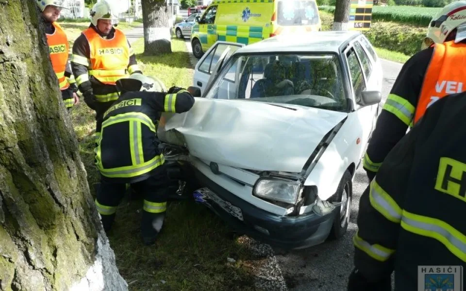 Hlavní tah na Žitavu blokovala v sobotu nehoda Felicie. Foto: Hasiči Hrádek nad Nisou