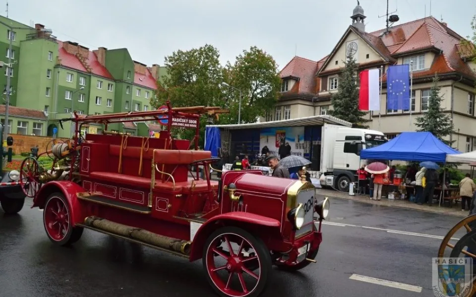 Hasiči slaví. Foto: Hasiči Hrádek