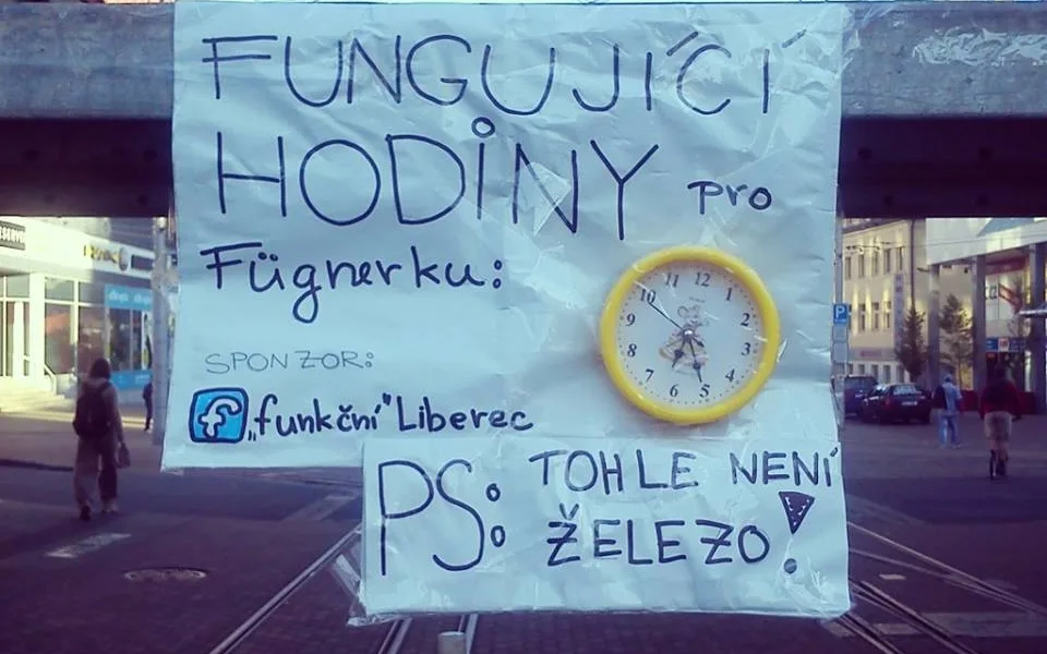 Hodiny, které kdosi umístil na lešení, jsou pryč. Foto: Zubana Zubana