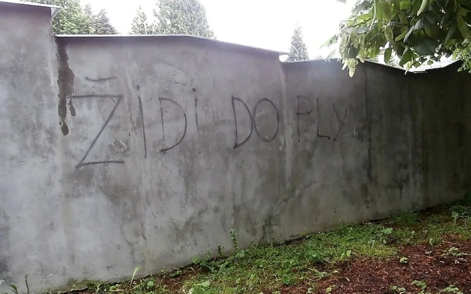 Nápis na zdi hřbitova v Ruprechticích. Foto: MML