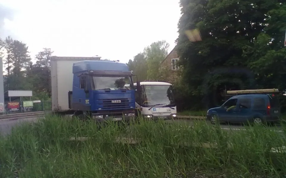 Kamion blokuje prvoz