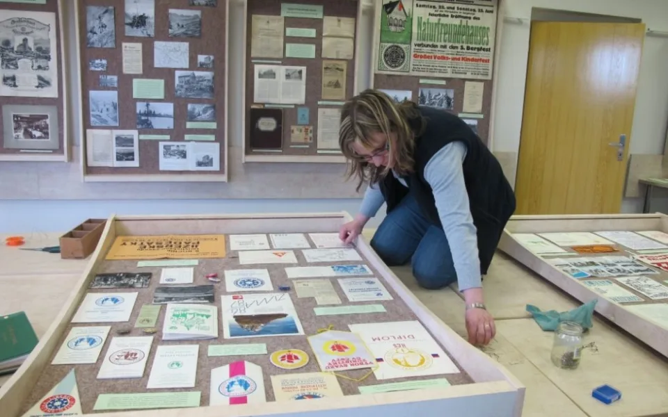 Spoluautorka výstavy Jana Pažoutová při přípravě expozice. Foto: archiv Liberec