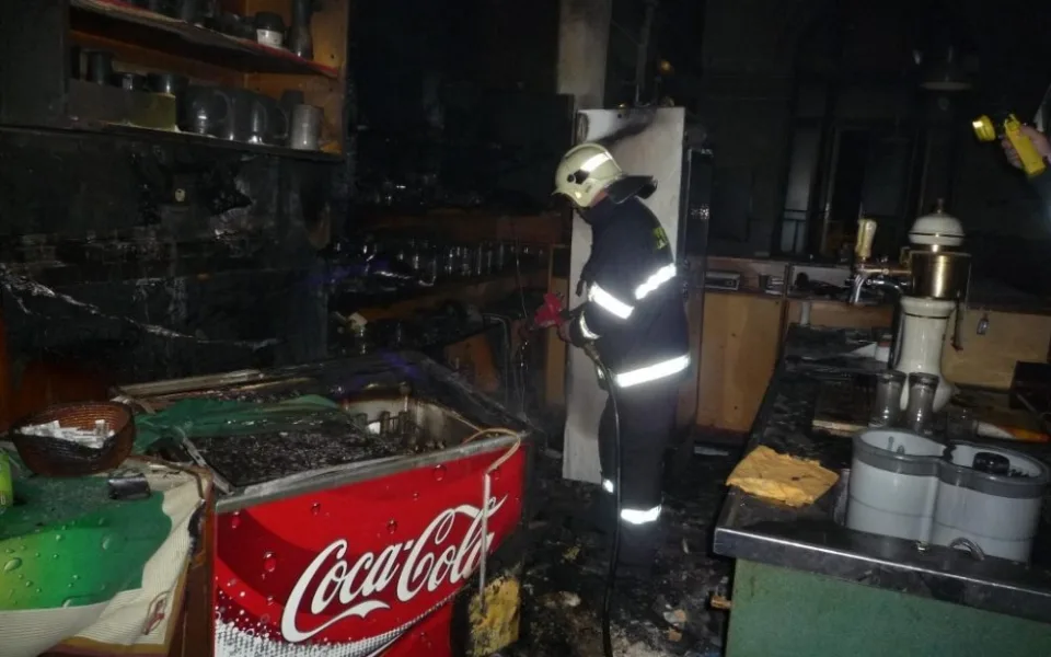 Nádražní restauraci v Turnově zapálil porouchaný chlaďák. Foto: HZSLK
