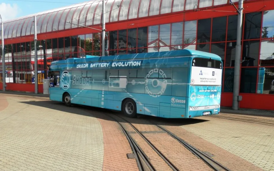 Bateriový elektrobus Škoda. Foto: DPMLJ
