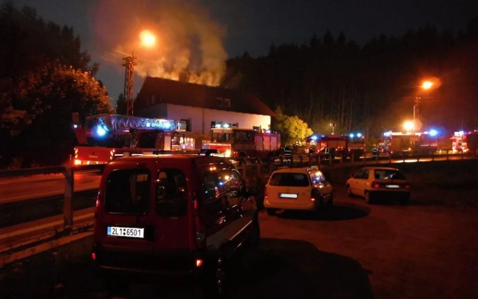 Rodinný dům v Lučanech nad Nisou nejspíš někdo zapálil úmyslně. Foto: HZSLK