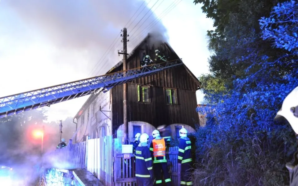 Večerní požár u Hrádku zapříčinila závada na komíně. Foto: HZSLK