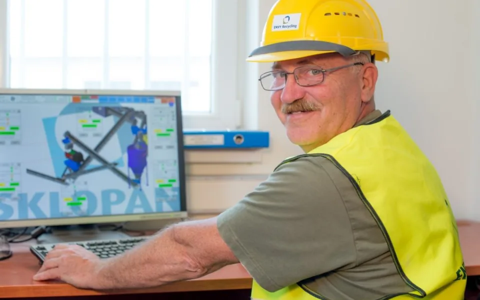 Řídící počítačové centrum recyklační linky.