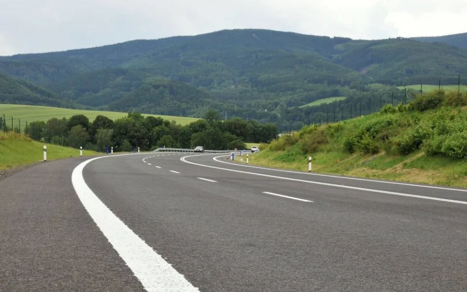 První auta na novou silnici vyjela už dnes. Foto: Hradek.cz