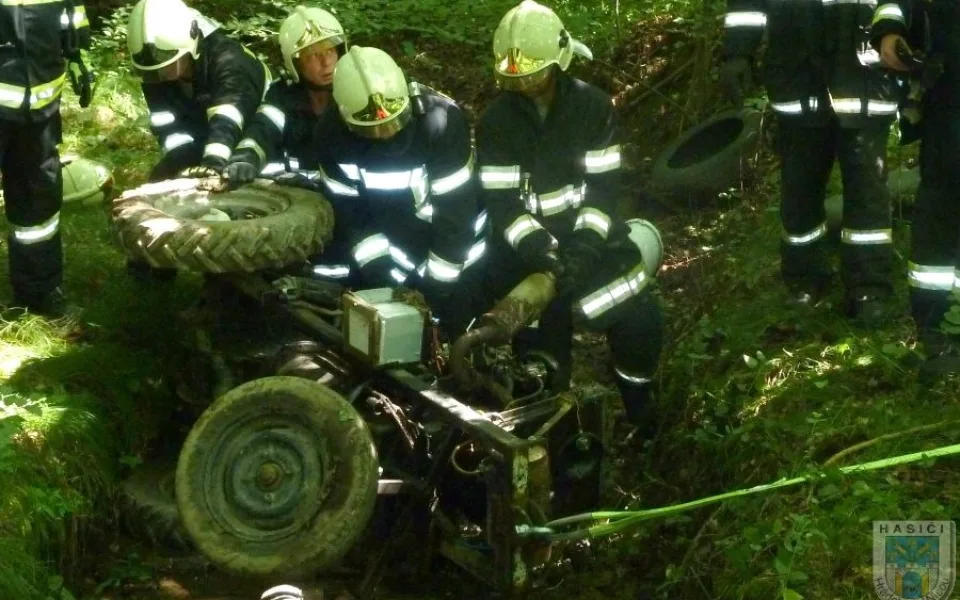 Pod převráceným traktorem u Dolní Suché zemřel řidič. Foto: Hasiči Hrádek nad Nisou