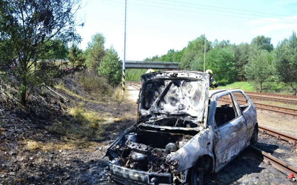 Auto zůstalo zaseknuté v kolejišti. Foto: HZSLK