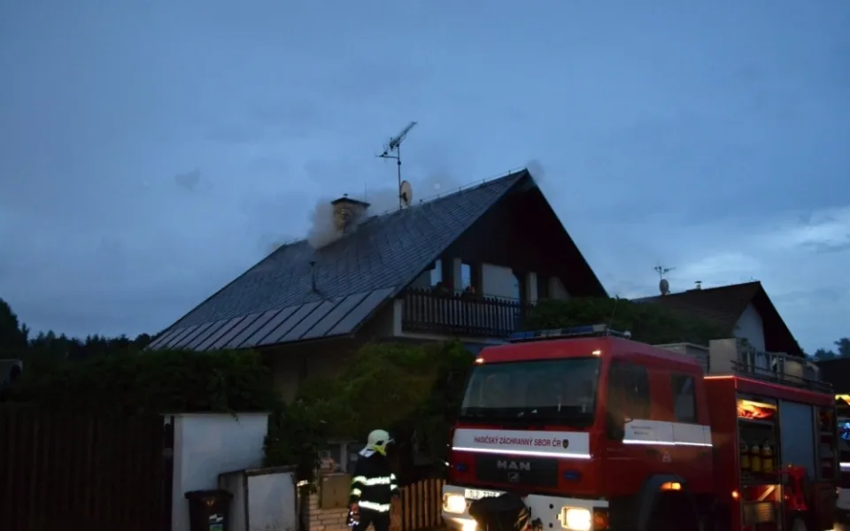 Blesk zapálil rodinný dům. Foto: HZSLK