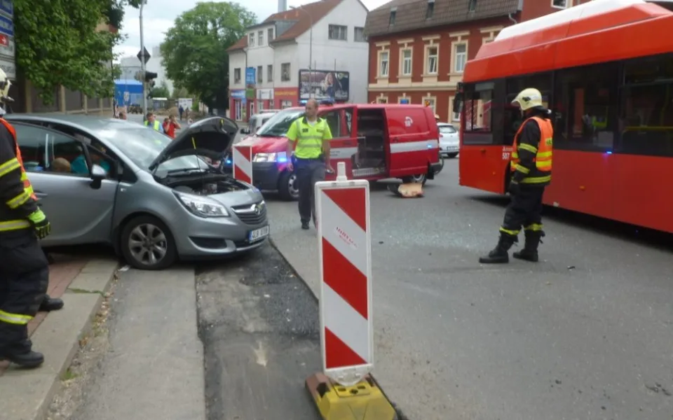 Nehoda si vyžádala čtyři zranění. Foto: HZSLK