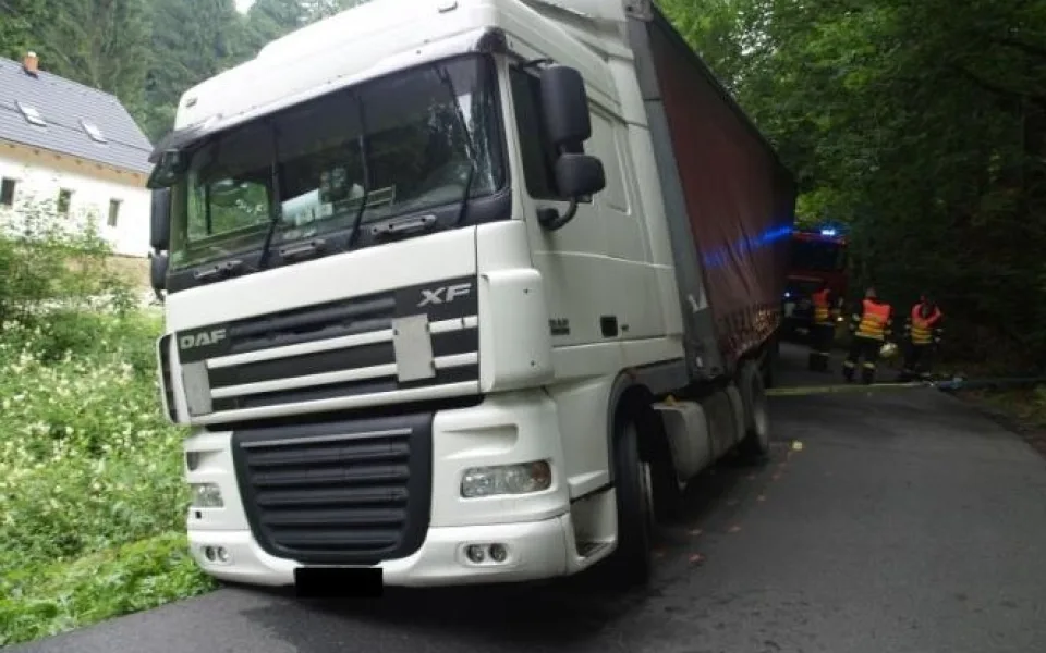 Kamion ucpal objížďkovou trasu na Liberec. Foto: Policie ČR