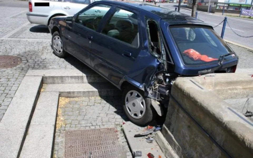 Řidiče zastavila až kašna. Foto: Policie ČR