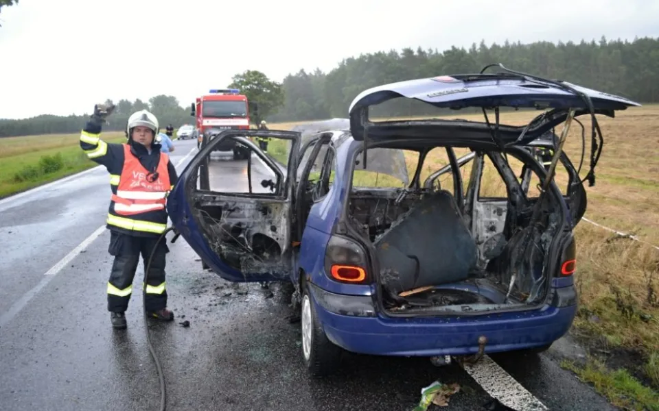 Auto lehlo popelem. Řidič stihl včas utéct. Foto: HZSLK