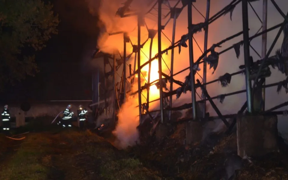Na Semilsku hořela hala s 33 tunami sena. Foto: HZSLK
