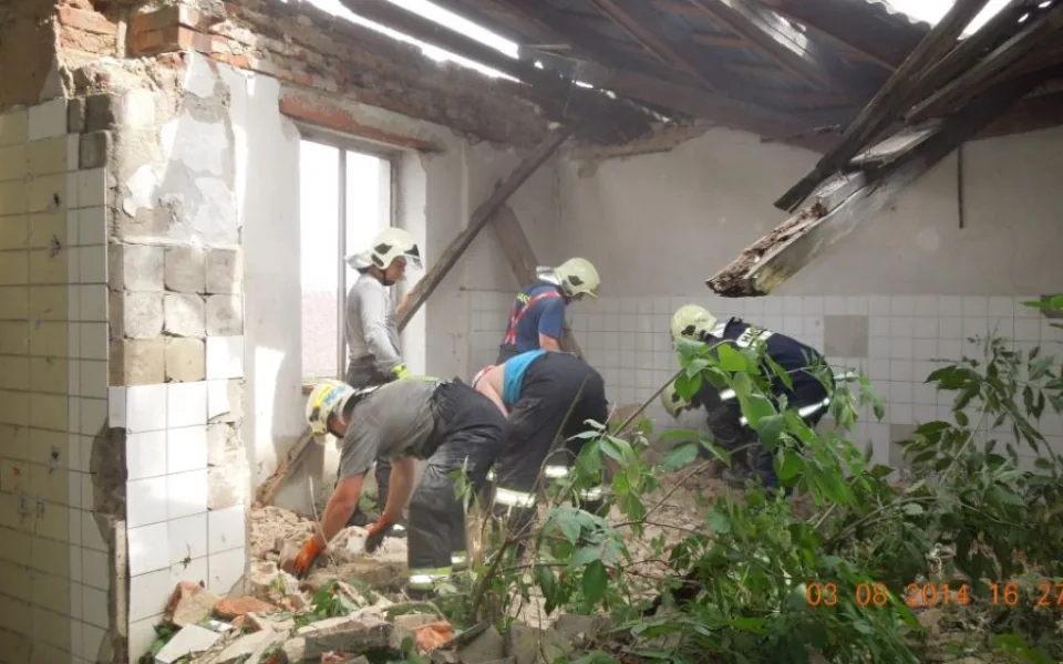 V Zákupech se propadla střecha bývalé mlékárny. Foto: HZSLK