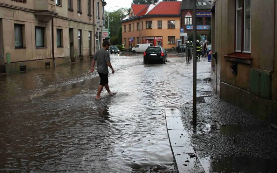 Nedělní průtrž mračen zaplavila několik silnic. Foto: HZSLK