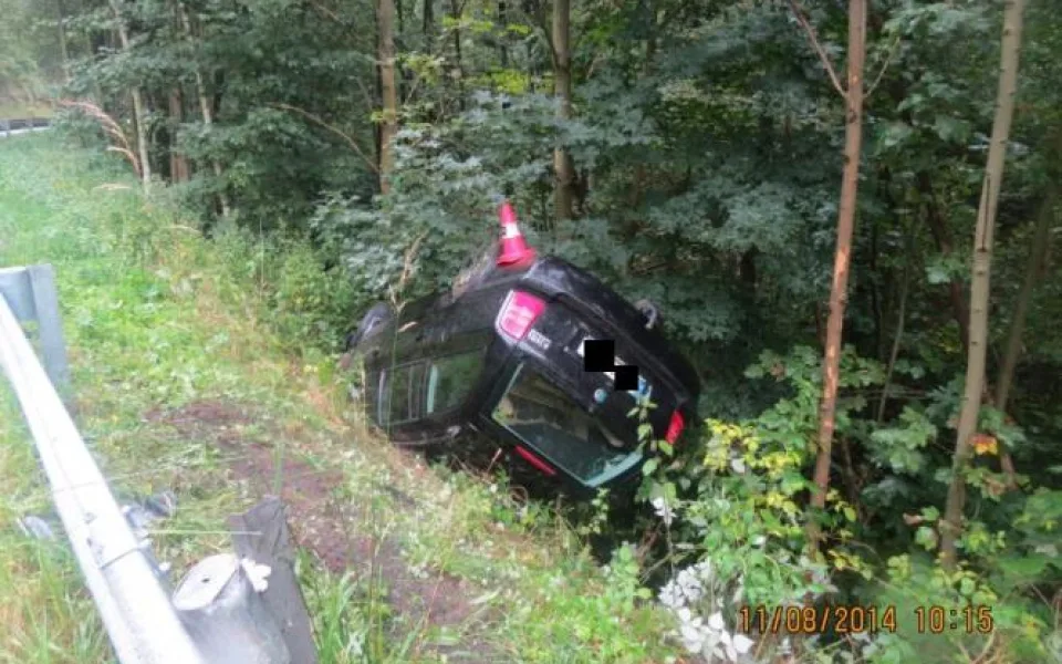 Řidička otočila svou Octavii na střechu. Foto: Policie ČR