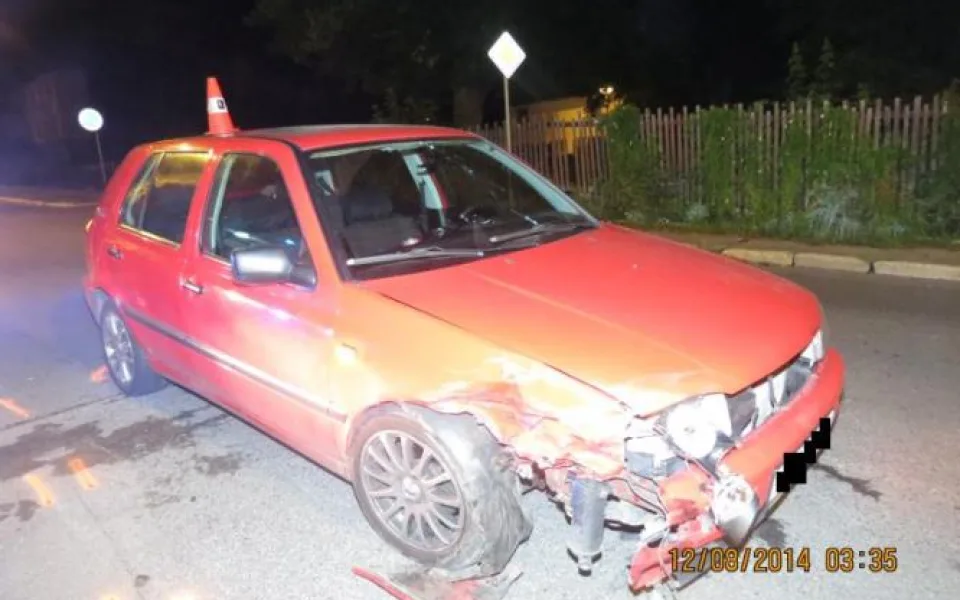 Řidička se lekla kočky a nabourala do zaparkovaného auta. Foto: Policie ČR