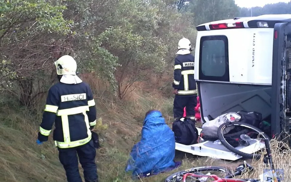 Nehoda si vyžádala několik zraněných osob. Foto: Hasiči Hrádek nad Nisou