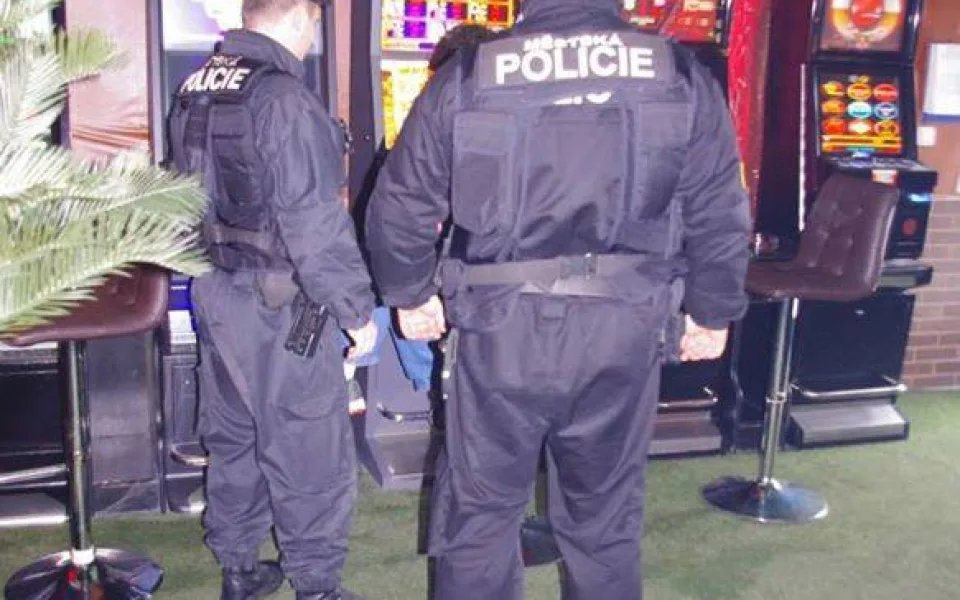 Městská policie při kontrolách heren. Foto: MP Liberec